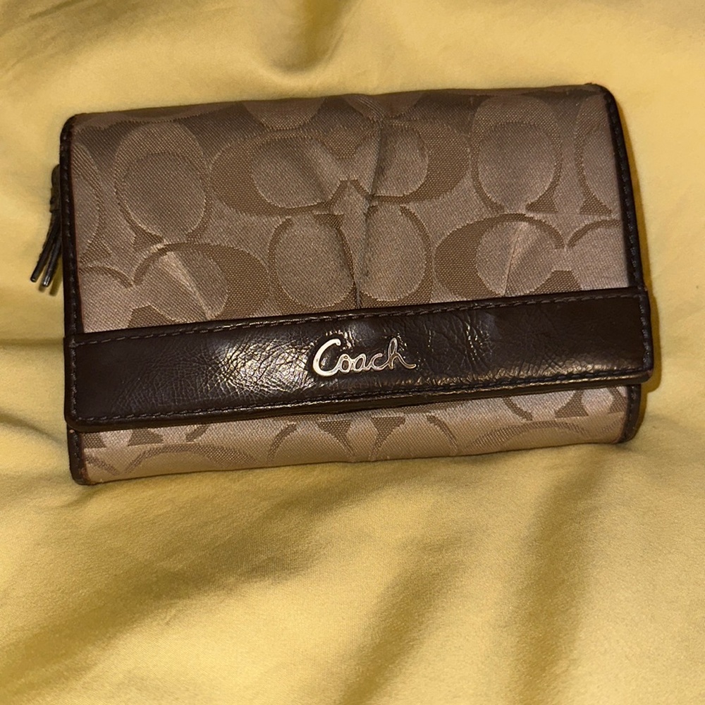 Authentic Coach SOHO Signature Satin Compact Wallet khaki / Mahogany